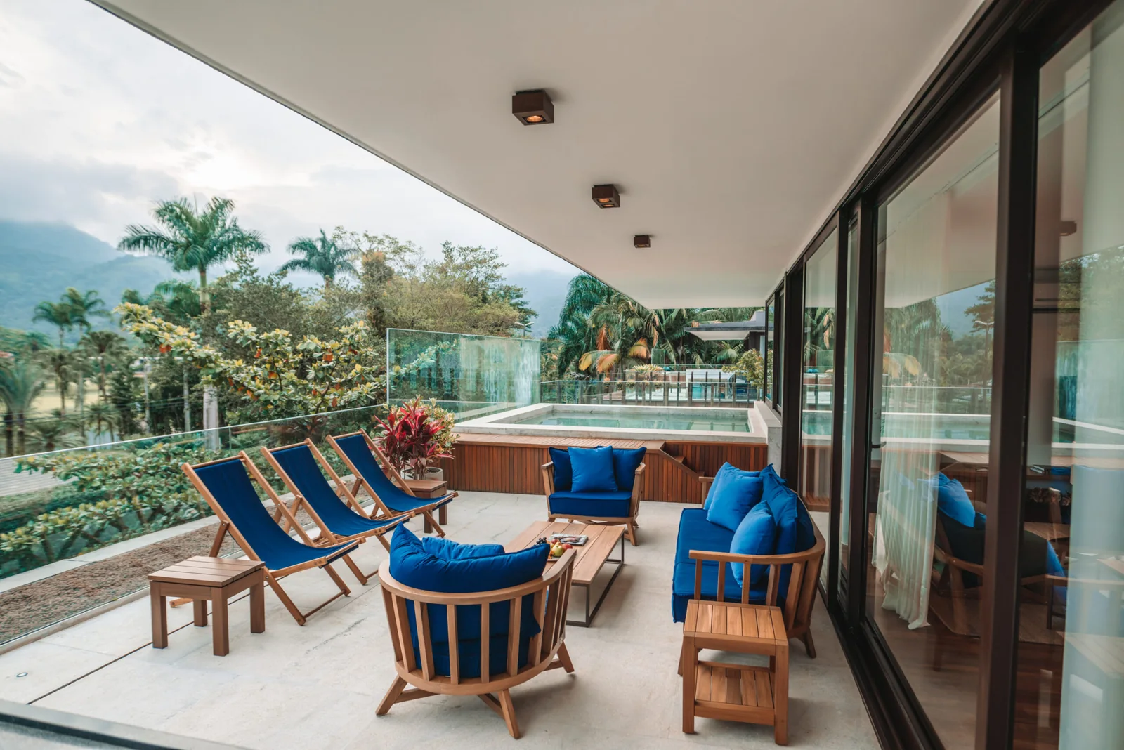 Terraço de villa com piscina no Fasano Angra dos Reis