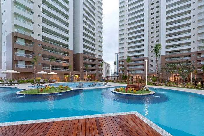 Torres e piscina do Grand Club Vila Ema